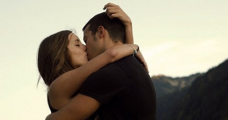 Встречаться с парнем корорый меня  будет сильно любить