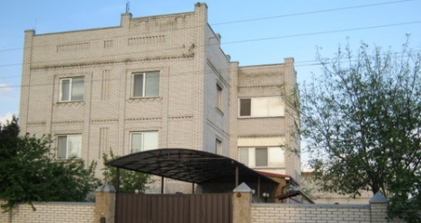 продавать по 2-3 объекта в месяц