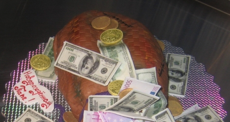 у меня каждый день заказы на торты  за это я получаю деньги