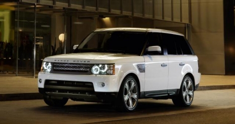 Езжу за рулём собственного белоснежного Range Rover Sport