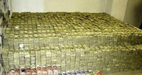 много денег