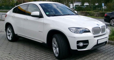 машина BMWX6 белая