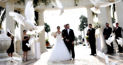 Счастливо вышла замуж!