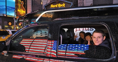 Я писательница и живу с моей семьёй в Америке.