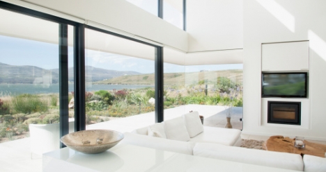 играть на клавишных инструментах( синтезатор, баян)