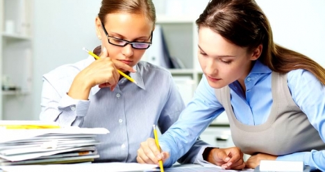 продолжать работать ведущим бухгалтером под Кузьменковой Н.П