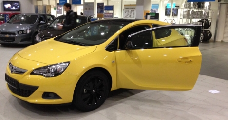 новый opel gtc желтого цвета