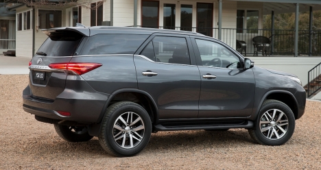 Джип "Лэнд Крузер" с современным встроенным навигатором.