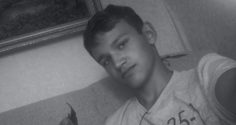 Данил Пешков  очень сильно любит  меня встречаеться со мной