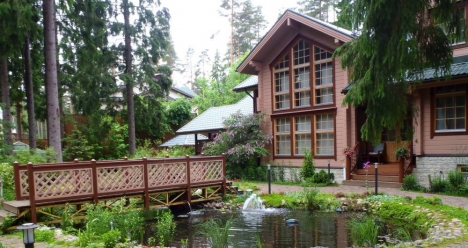 Большой коттедж с прудом в черте города. Рядом магазины.