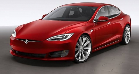 Новый электромобиль Tesla Model S 2017 красного цвета