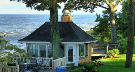 двухэтажный  дом у моря