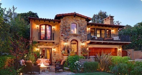 я живу в трехкомнатной квартире в Москве возле воды в 2013 г